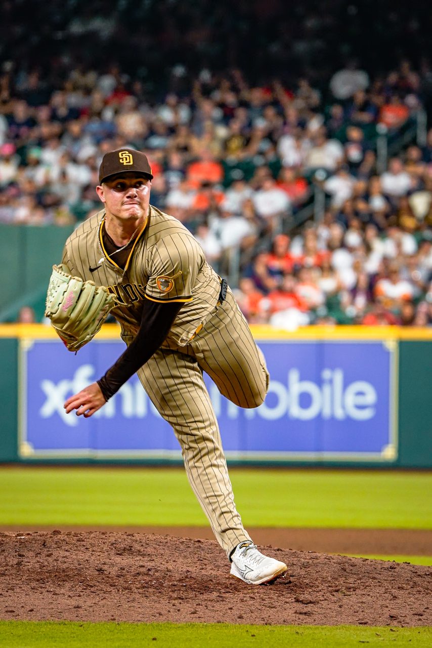 Adrián Morejón lanza con el uniforme de los Padres de San Diego